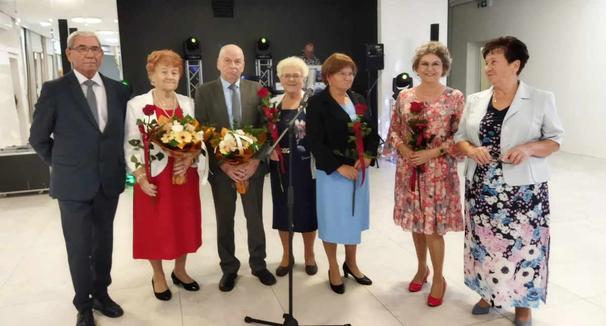 Życzenia odebrali najstarsi seniorzy oraz Teresy, które w  dniu spotkania obchodziły swoje imieniny fot. ZERiI w Trzemesznie