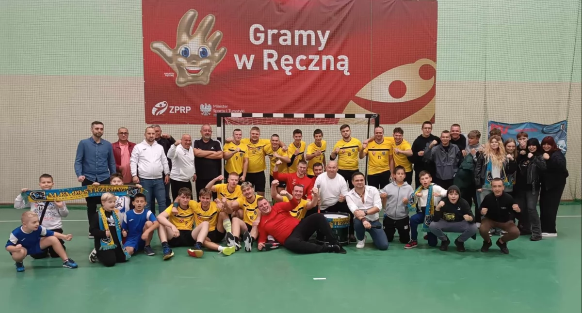 Ekipa strzeleńskiej Alfy z wiernymi kibicami fot. Krzysztof Kaźmierski