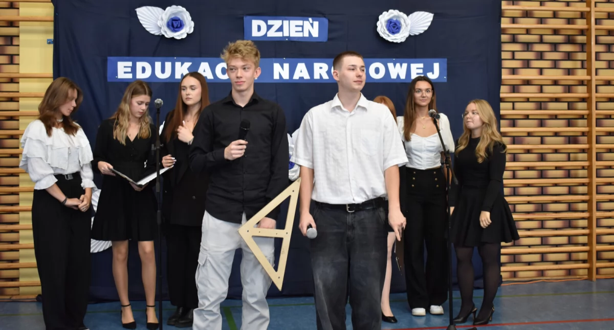 Młodzież podczas występu dla swoich nauczycieli fot. ZS Mogilno