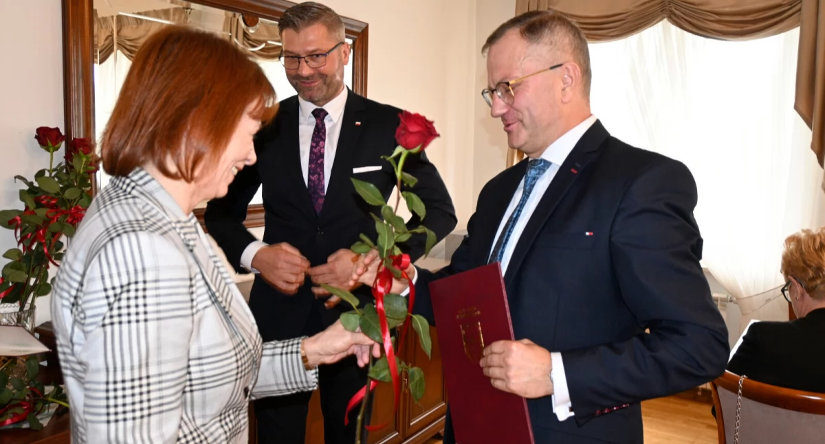 Nagrodę przyznaną przez wójta Dariusza Ciesielczyka otrzymał dyrektor Szkoły Podstawowej im. Powstańców Wlkp. w Wójcinie Paweł Politowski fot. Paweł Lachowicz