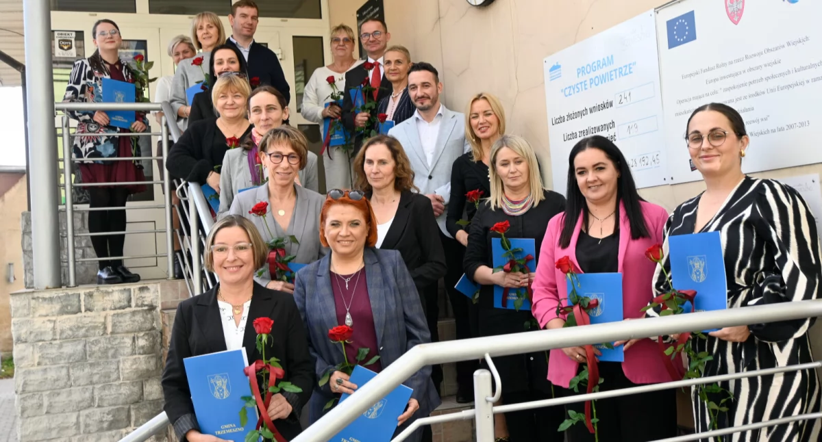 Nagrodzeni nauczyciele szkół i przedszkoli z terenu gminy Trzemeszno z burmistrzem Kacprem Lipińskim fot. Magdalena Lachowicz