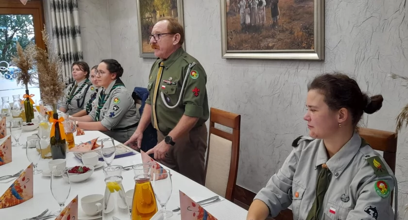 Trzemeszeńscy harcerze na spotkaniu w restauracji Qrnik fot. Paulina Kwiatkowska