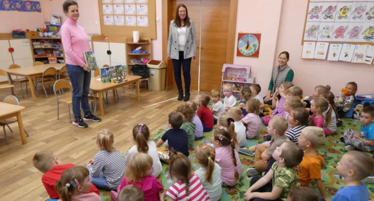 Przedszkolaki poznały najnowszą książkę autorstwa Martyny Kwiatkowskiej pt. Kraina niesłabnących przyjaźni fot. przedszkole Kruchowo 