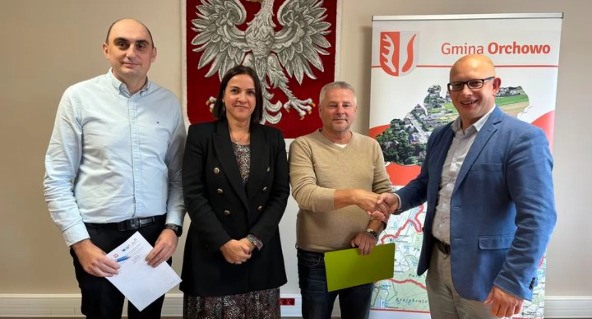 Umowę z przedstawicielami firmy Elkon Bis z Konina podpisali wójt Grzegorz Matkowski i skarbniczka gminy Barbara Wróblewska fot. UG Orchowo