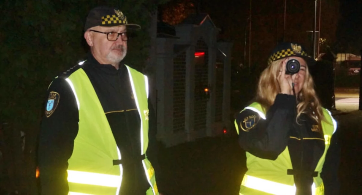 Krzysztof Nowaczyk i Ewelina Owczarzak z urządzeniem termowizyjnym podczas wtorkowego, wieczornego patrolowania mogileńskiego cmentarza   fot. Marek Holak