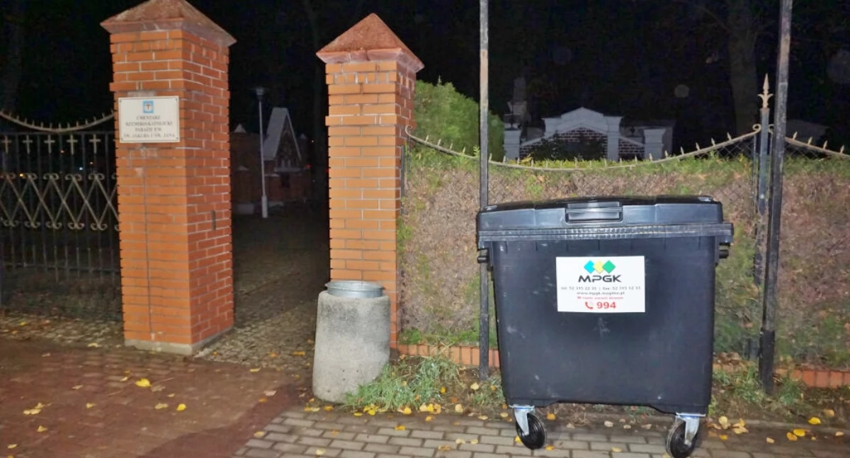 Pojemnik na śmieci ustawiony przy głównym wejściu na mogileński cmentarz   fot. Marek Holak