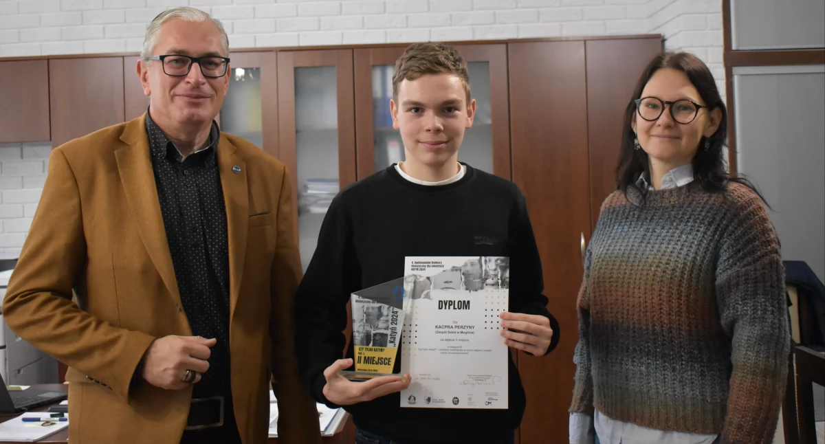 Kacper Perzyna z dyrektorem ZS w Mogilnie Zbigniewem Grzechowskim i nauczycielką historii Aleksandrą Tylinską  fot. ZS Mogilno