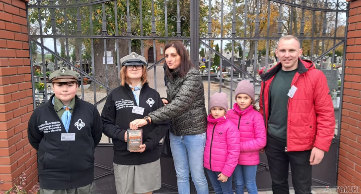 Przed główną bramą strzeleńskiej nekropolii kwestują harcerze 13. DH Nieprzetartego Szlaku przy SOSW w Strzelnie Magdalena Błaszczak i Oskar Stachurski. Zbiórkę koordynował prezes TMMS Mikołaj Kulpa (z prawej) fot. Magdalena Lachowicz