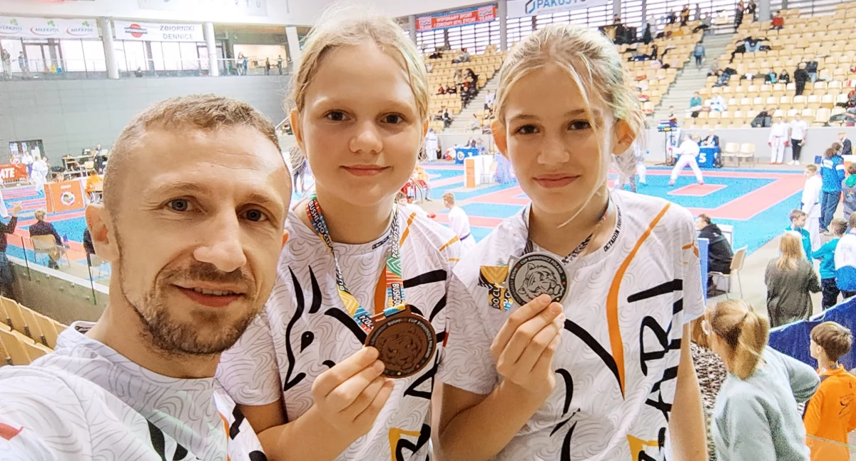 Liwia Kanarek i Aleksandra Krenc z trenerem Lucjanem Skowrońskim fot. arch. Lucjana Skowrońskiego