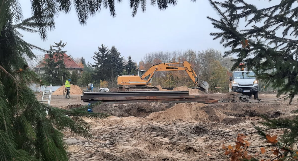 Trwa budowa hali sportowej przy Szkole Podstawowej nr 2 w Mogilnie   fot Marek Holak