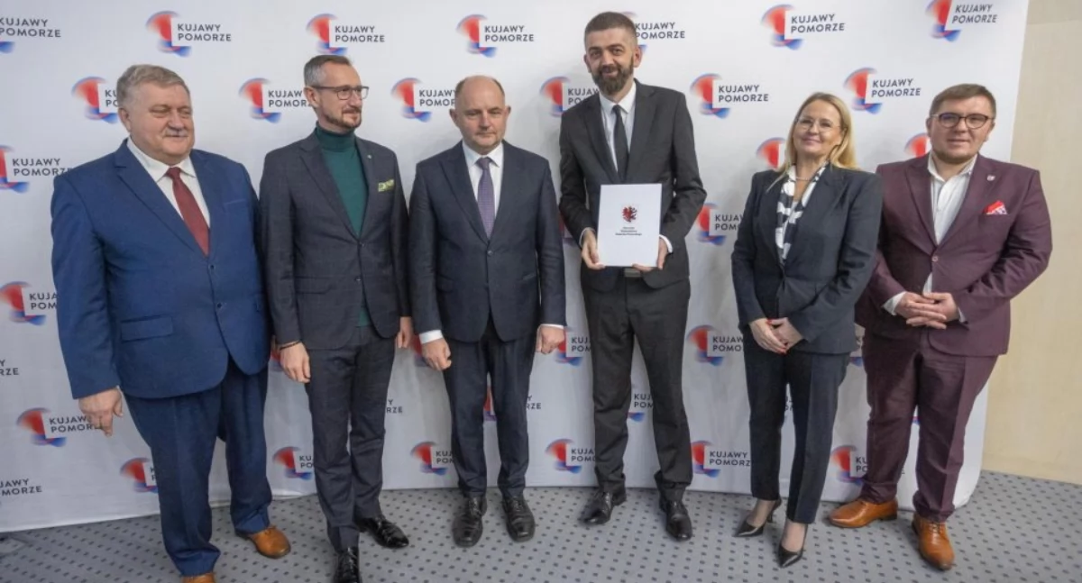 Burmistrz Mogilna Karol Nawrot odebrał od marszałka województwa Piotra Całbeckiego umowę na dofinansowanie   fot. Mikołaj Kuras dla UMWKP