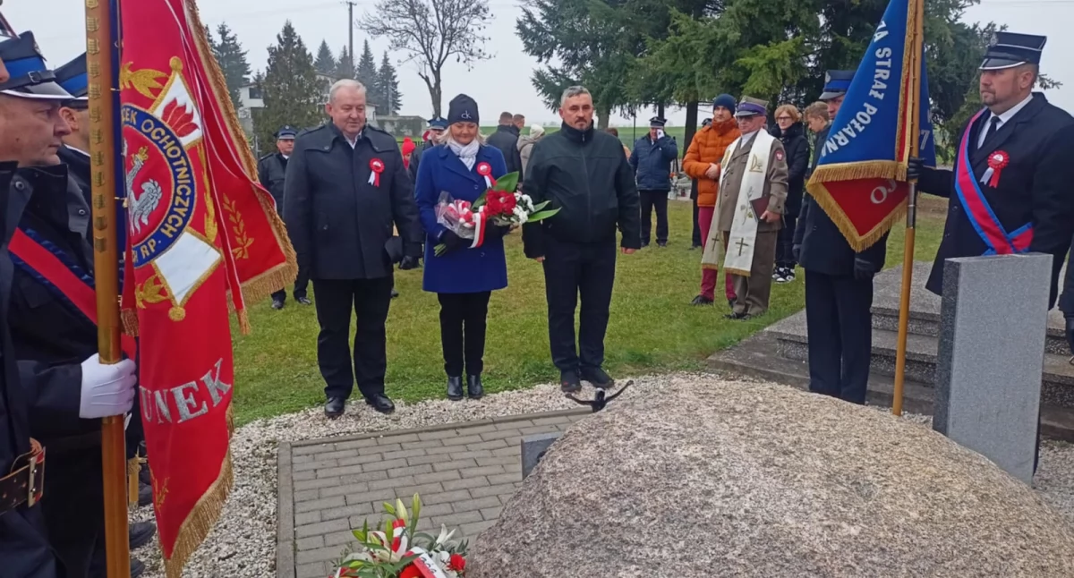 Wiązankę kwiatów pod pamiątkowym obeliskiem składa rada sołecka Ostrowa fot. Magdalena Lachowicz