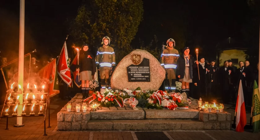 W centrum Dąbrowy przy obelisku   fot. Agnieszka Domańska