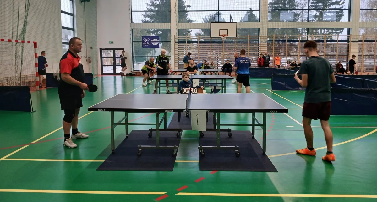 Turniej rozegrany został w jeziorańskiej hali sportowej na ośmiu stołach fot. GOKiR Jeziora Wielkie