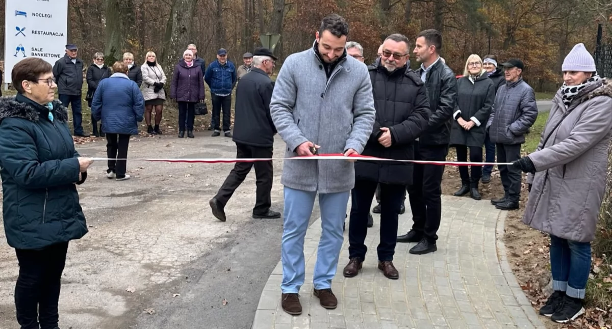Symbolicznego przecina wstęgę burmistrz Kacper Lipiński, za nim w kolejce do przecięcia stoi były burmistrz Krzysztof Dereziński fot. Iwona Mataczyńska