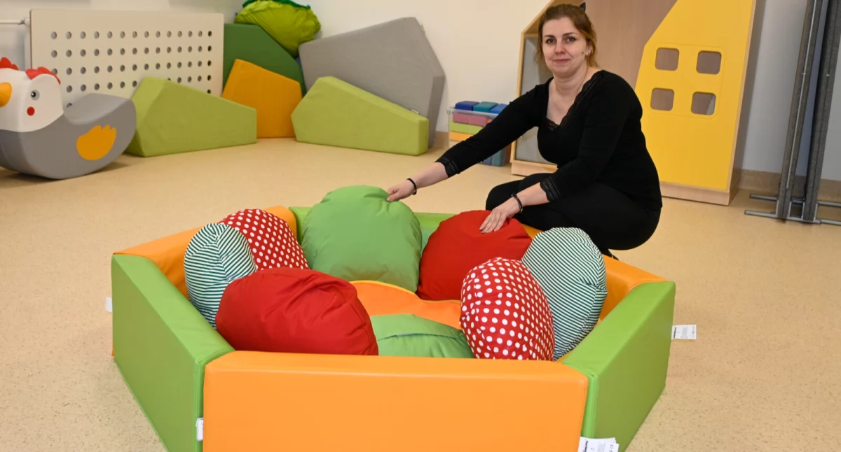 Zatrudniona na stanowisku kierowniczki i opiekunki w Klubie Maluszka Natalia Jakubiak prezentuje część wyposażenia głównej sali w klubiku fot. Paweł Lachowicz