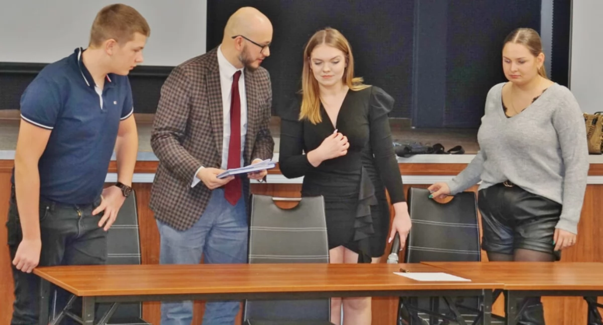 Prezydium Młodzieżowej Rady Miejskiej z opiekunem radnym Radzymem Jankiewiczem. Od lewej: sekretarz Nikodem Knych, przewodnicząca Małgorzata Socha i zastępca przewodniczącej Agata Nowakowska   fot. Marek Holak