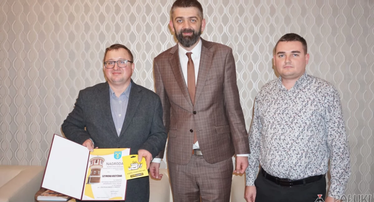 Od lewej: laureat konkursu Szymon Krzyżan, burmistrz Karol Nawrot i dyrektor wydziału funduszy europejskich Łukasz Kuntowski   fot. Marek Holak