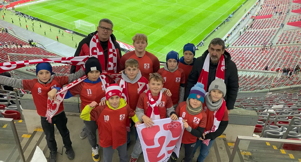 Drużyna Dwójka Trzemeszno U-13 z opiekunami Marcinem Jakubiakiem i Sławomirem Kupsiem fot. z arch. Marcina Jakubiaka