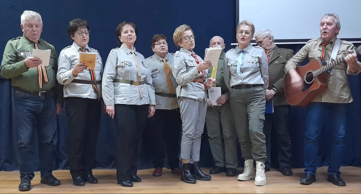 Na scenie prezentuje się Krąg Seniorów Harcerskich Ziemi Trzemeszeńskiej z Trzemeszna fot. nadesłane