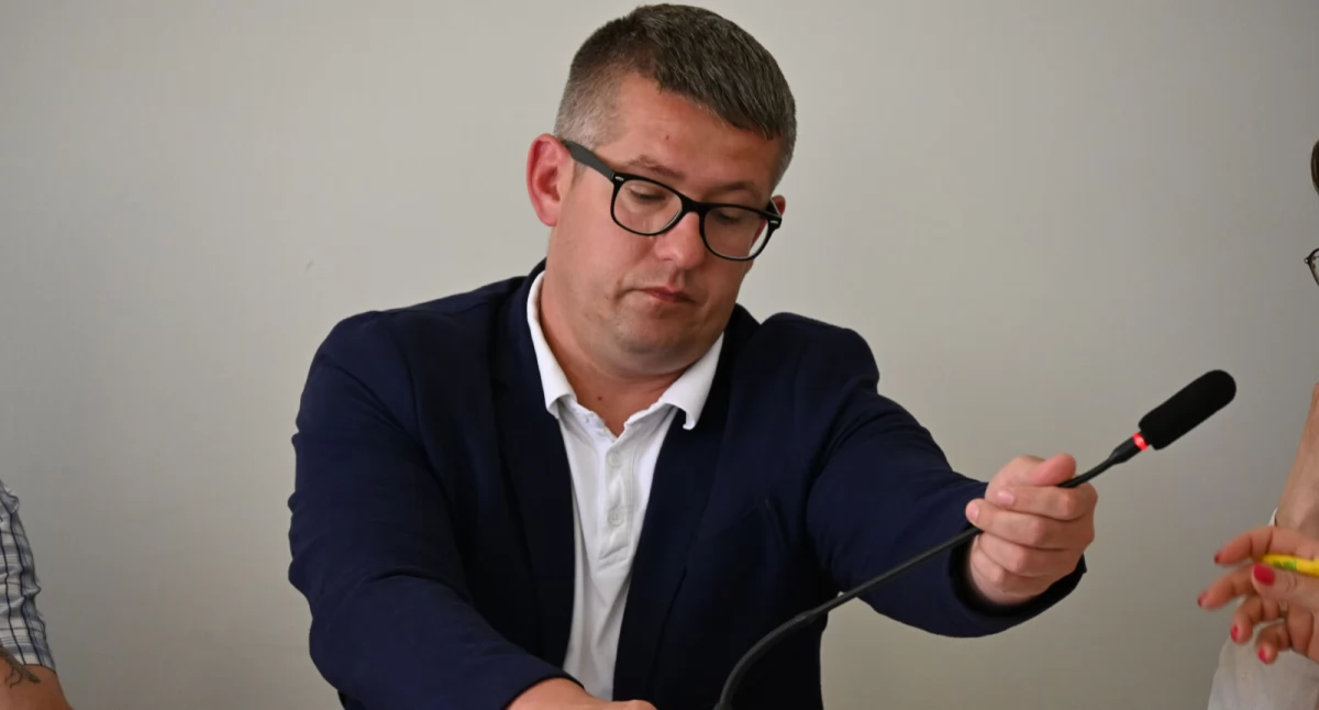 Radny Marcin Jakubiak jest przeciwny planowanej nowej sieci szkół podstawowych na terenie gminy fot. Magdalena Lachowicz