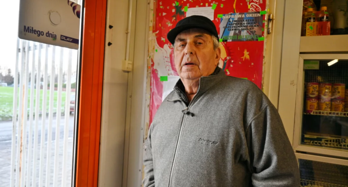 Jan Pawłowski twierdzi, że pracownicy ZDP prace wykonali w niechlujny sposób, co spowodowało, że obecnie przed sklepem po opadach deszczu tworzy się spora kałuża fot. Paweł Lachowicz