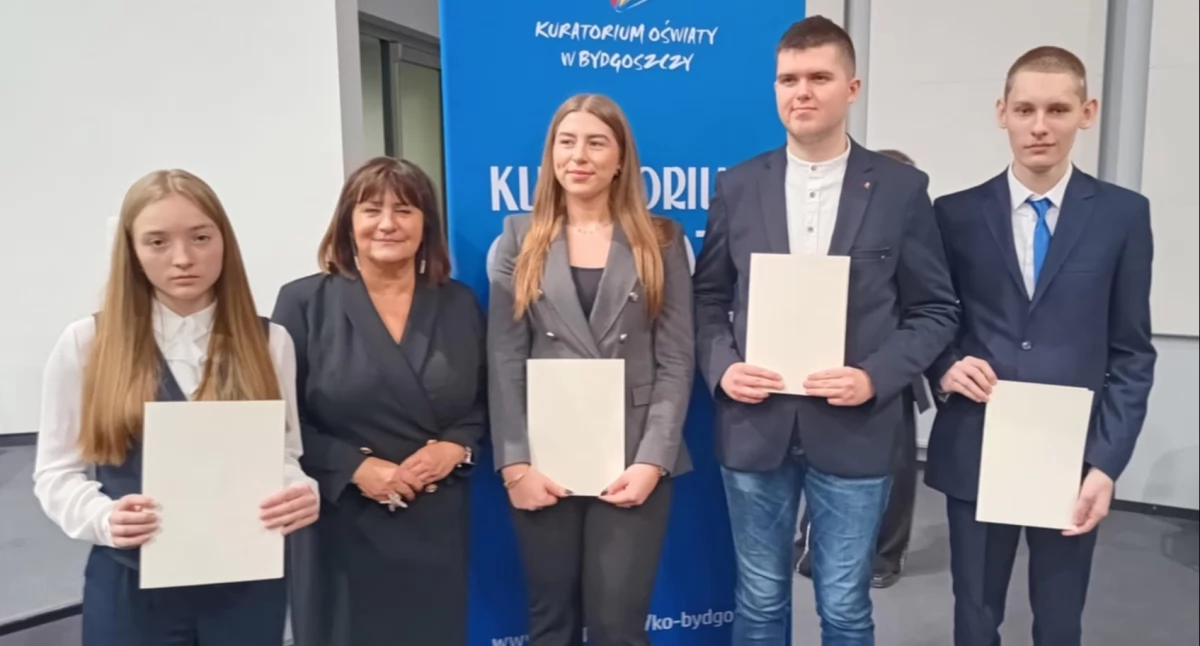 Stypendyści premiera z powiatu mogileńskiego z kujawsko - pomorskim kuratorem oświaty Grażyną Dziedzic fot. ZS Strzelno