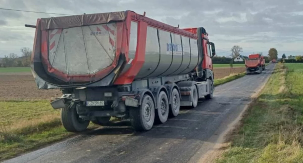 Wyremontowany został ponad 5-kilometrowy odcinek drogi powiatowej z Wieńca przez Chałupska do Wszednia. Na zdjęciu trwa remont.  fot. nadesłane