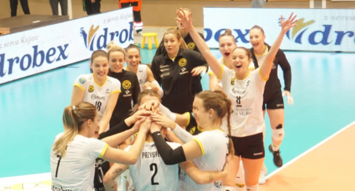 Sokolanki gratulują Wiktorii Przybyło tytułu MVP meczu z Radomką Radom   fot. Marek Holak