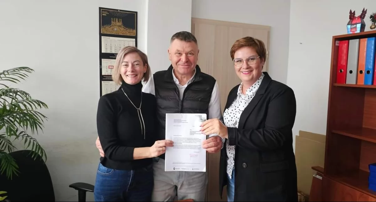 W podpisaniu umowy uczestniczyli prezeska 