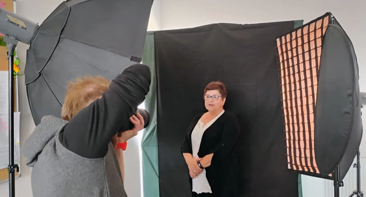Filip Klamecki fotografuje Krystynę Bubak fot. Grażyna Rosłaniec-Stoińska