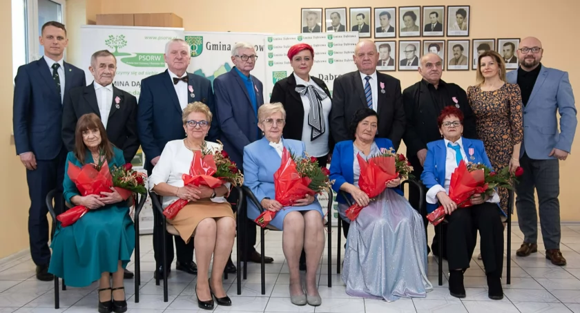 Jubilaci z gminy Dąbrowa na wspólnej pamiątkowej fotografii w towarzystwie samorządowców   fot. Sebastian Lachowicz