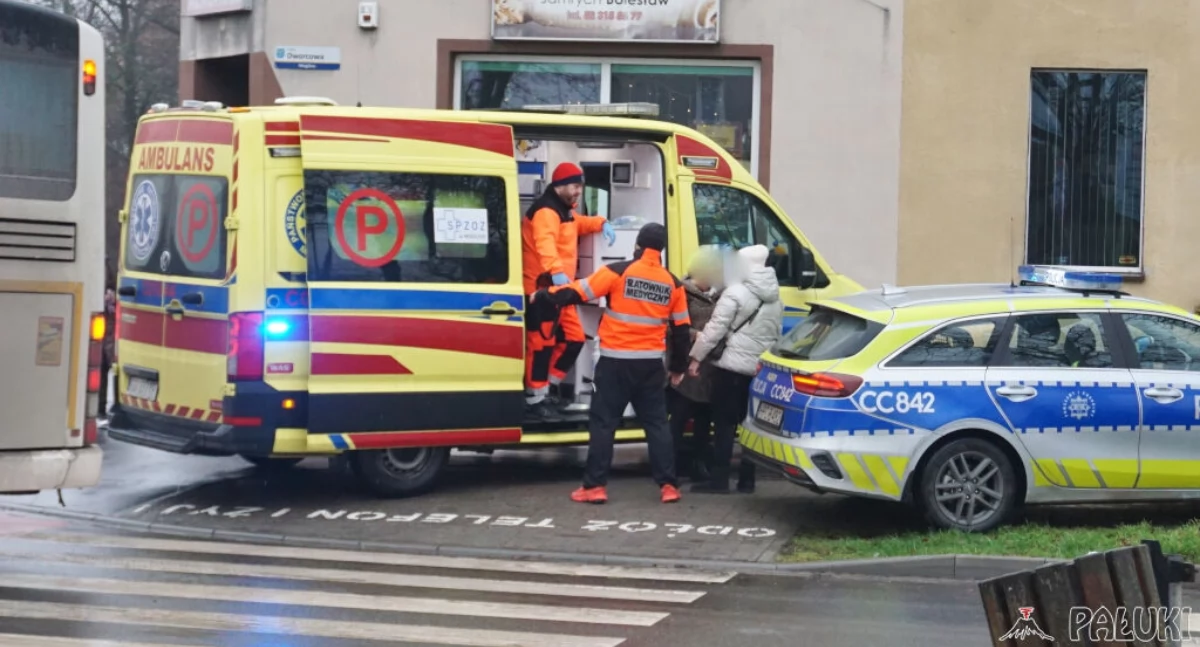 Zdarzenie miało miejsce na przejeżdzie rowerowym na ulicy Dworcowej w Mogilnie, na wysokości ronda i cukierni   fot. Marek Holak