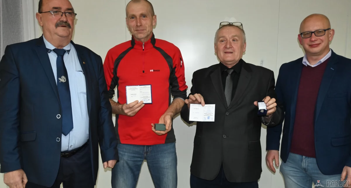 Ryszard Szczepański (drugi z prawej) otrzymał Srebrną Odznakę PZW Za zasługi dla wędkarstwa polskiego. Natomiast w imieniu odznaczonego Grzegorza Kwiatkowskiego, odznakę odebrał jego brat Paweł (drugi z lewej). Oboje na zdjęciu z wójtem Orchowa Grzegorzem Matkowskim i opiekunek koła Grzegorzem Grobelnym fot. Paweł Lachowicz