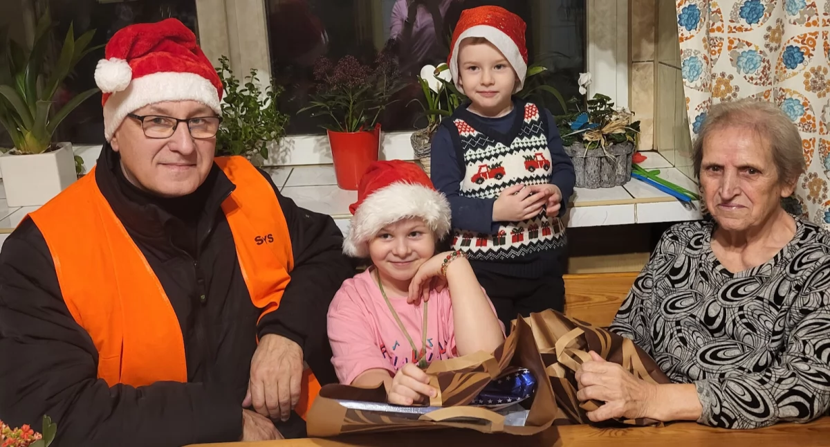 Pomocnik mikołaja Mirosław Leszczyński z wizytą u mieszkańców Goryszewa Marianny i Stanisława Lewickich i ich prababci Apolonii Lewickiej fot. Paweł Lachowicz 