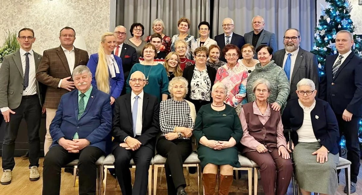 Emerytowani pracownicy mogileńskiego Zespołu Szkół z władzami powiatu mogileńskiego, dyrekcją szkoły i młodymi artystami fot. ZS Mogilno