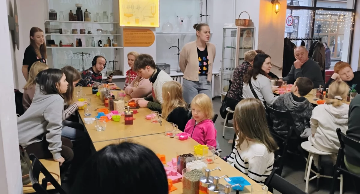 Uczestnicy wykonywali świąteczne mydełka fot. nadesłane