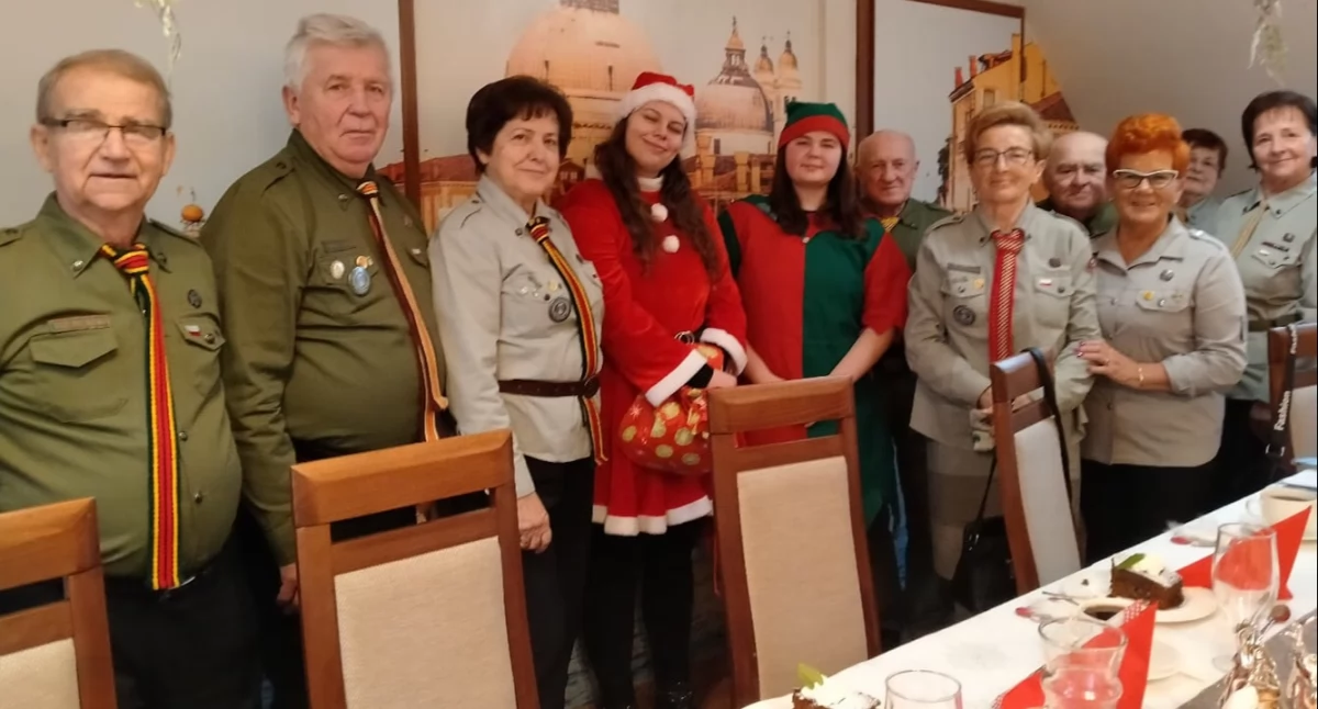 Pwd. Michalina Łabęcka i przyboczna dh Zofia Przybylska wcieliły się w postaci mikołaja i elfa. Obdarowały obecnych harcerzy seniorów prezentami fot. nadesłane