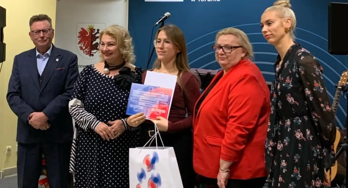 Weronika Poturalska z organizatorami konkursu i mistrzynią olimpijską Igą Baumgart-Witan fot. Kinga Gąska