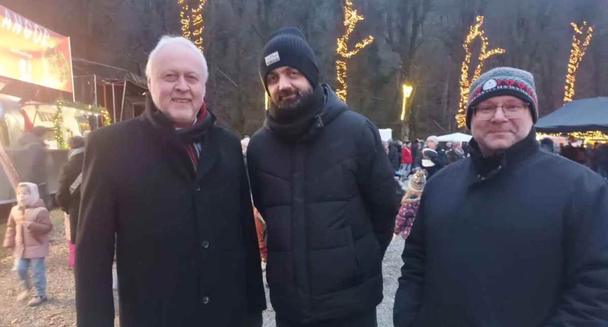 Burmistrz Karol Nawrot na jarmarku w Engelskirchen z burmistrzem Gero Karthausem i tłumaczem Krzysztofem Witczakiem   fot. nadesłane