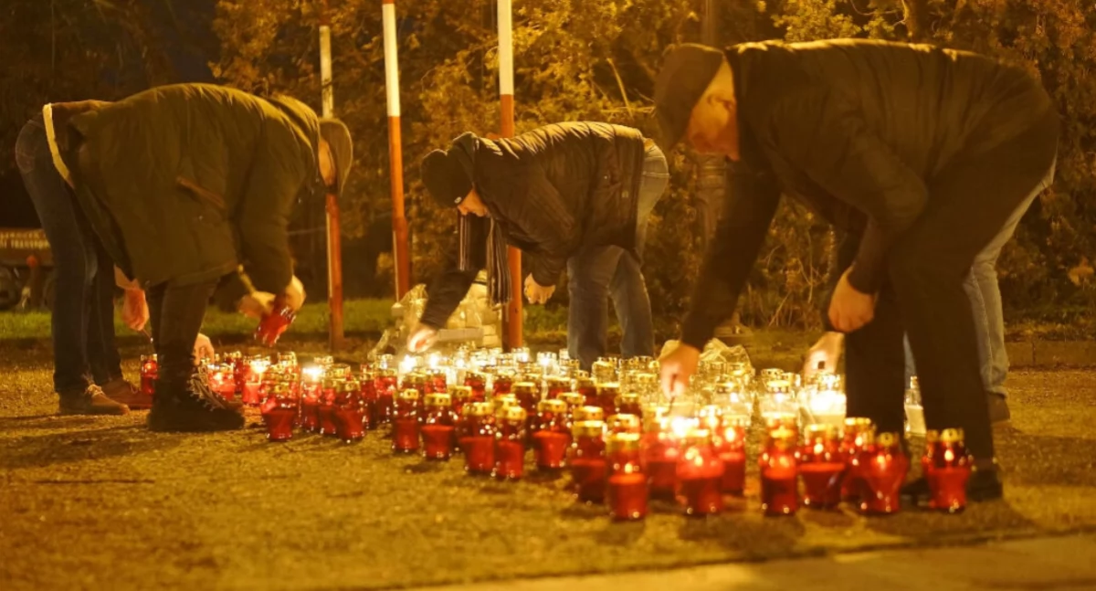 Zapalanie zniczy na mogileńskim rynku   fot. nadesłane