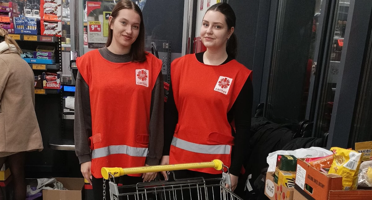 Wolontariuszki z mogileńskiego Zespołu Szkół zbierały dary w marketach na terenie Mogilna fot. ZS Mogilno