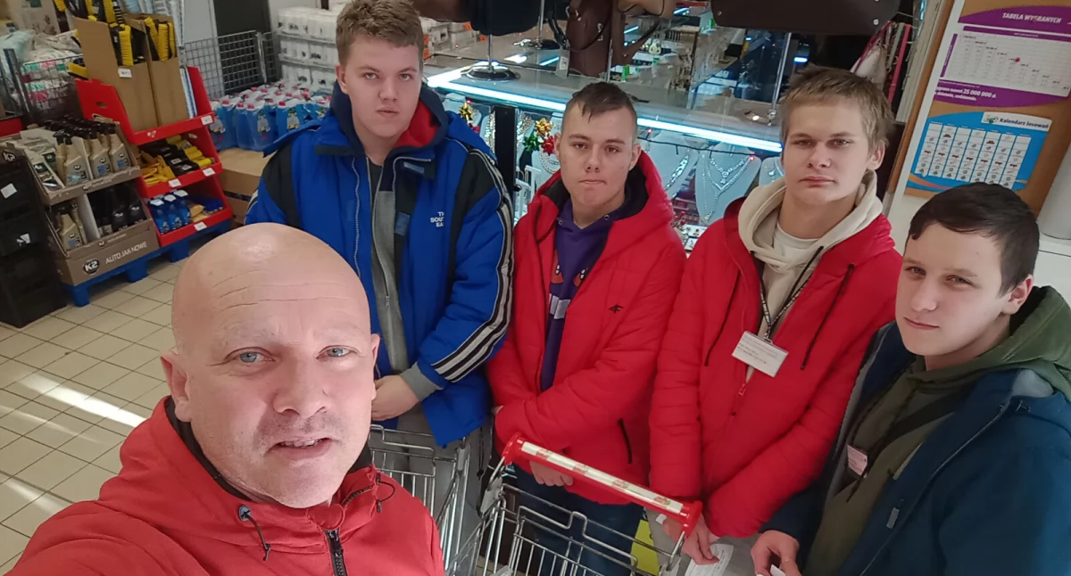 Wolontariusze z SOSW Dawid Błaszczak, Miłosz Bugała, Marceli Pindel, Mateusz Kamiński z opiekunem Pawłem Jankowskim podczas akcji zbierania darów fot. nadesłane