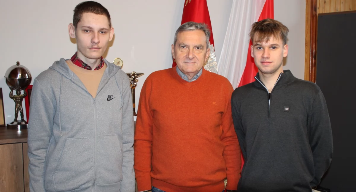 Tobiasz Piotrowicz (z prawej) i Marcel Sadowski z nauczycielem geografii Pawłem Marczewskim fot. ZS Strzelno