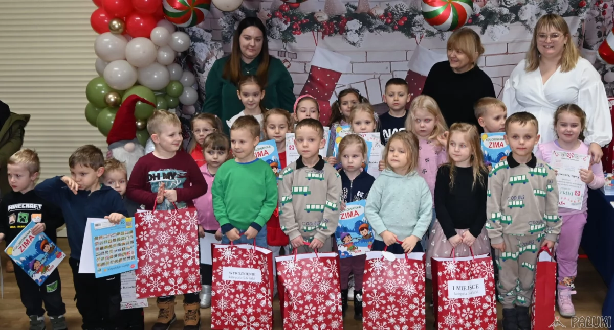 Nagrodzeni twórcy ozdób świątecznych z organizatorkami konkursu fot. Magdalena Lachowicz 