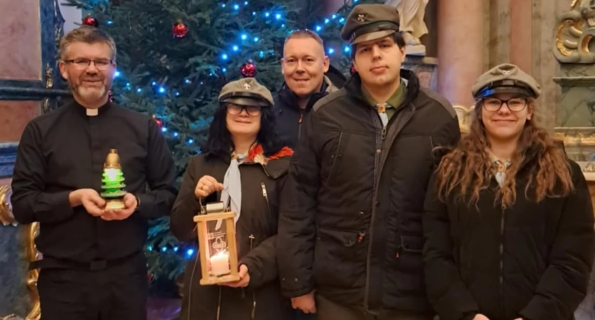 Phm. Arkadiusz Przybyszewski wraz z harcerzami: Weroniką Rakowską, Magdaleną Błaszczak, Oliwerem Narbutem przekazali betlejemskie światełko do parafii w Markowicach, gdzie odebrał je ks. proboszcz Rafał Białek fot. Magdalena Lachowicz 