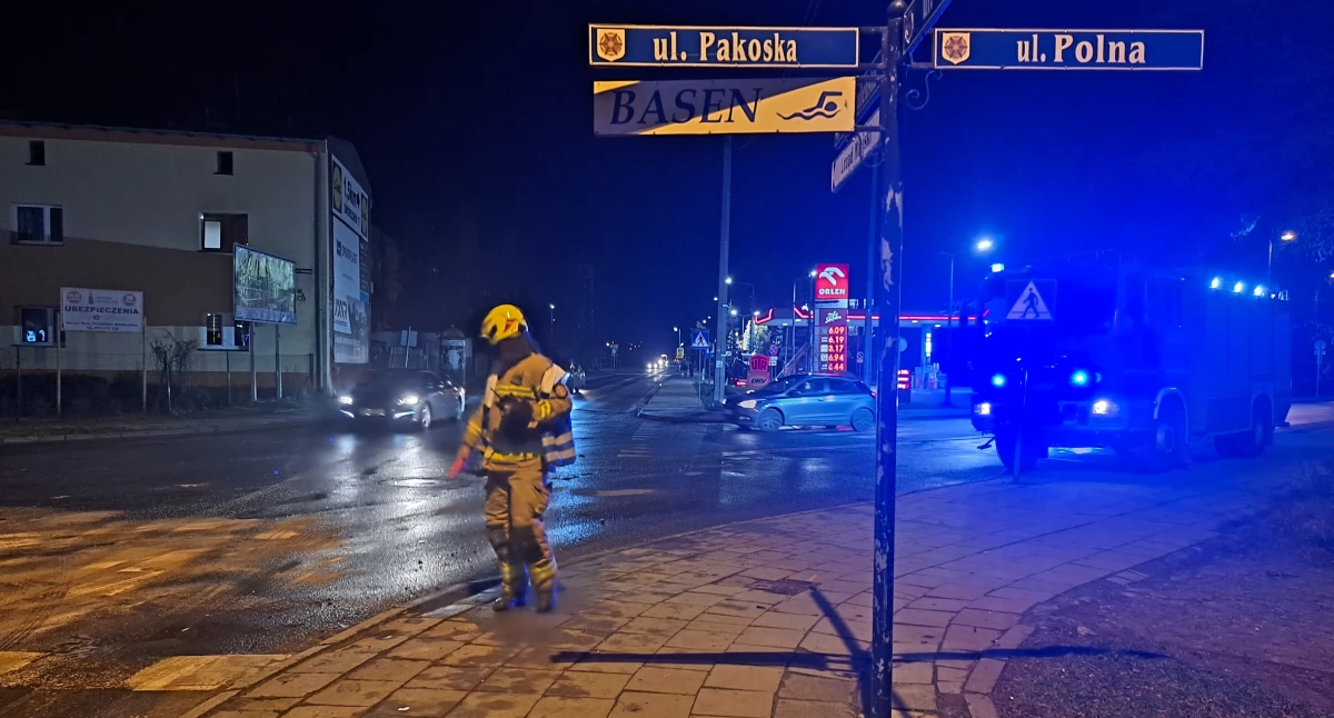 Strażacy kończą sporzątanie po zdarzeniu fot. Karol Gapiński