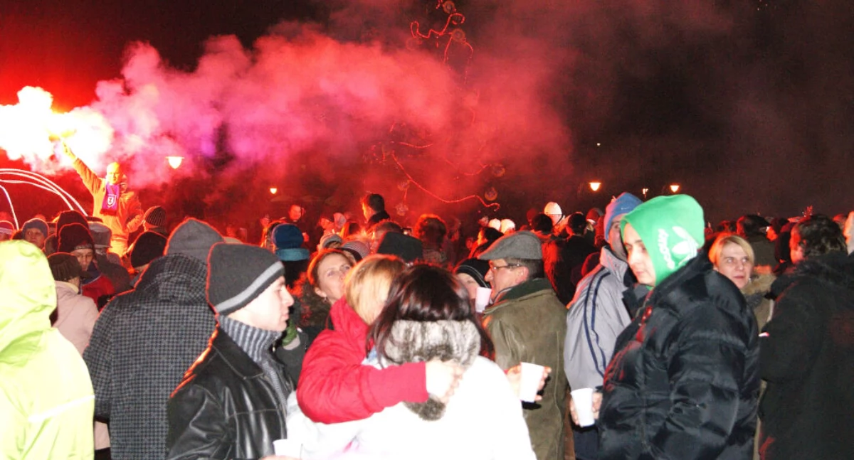 Tak mieszkańcy Mogilna bawili się na imprezie sylwestrowej w 2010 roku przy fontannie w parku miejskim   fot. archiwum Pałuk
