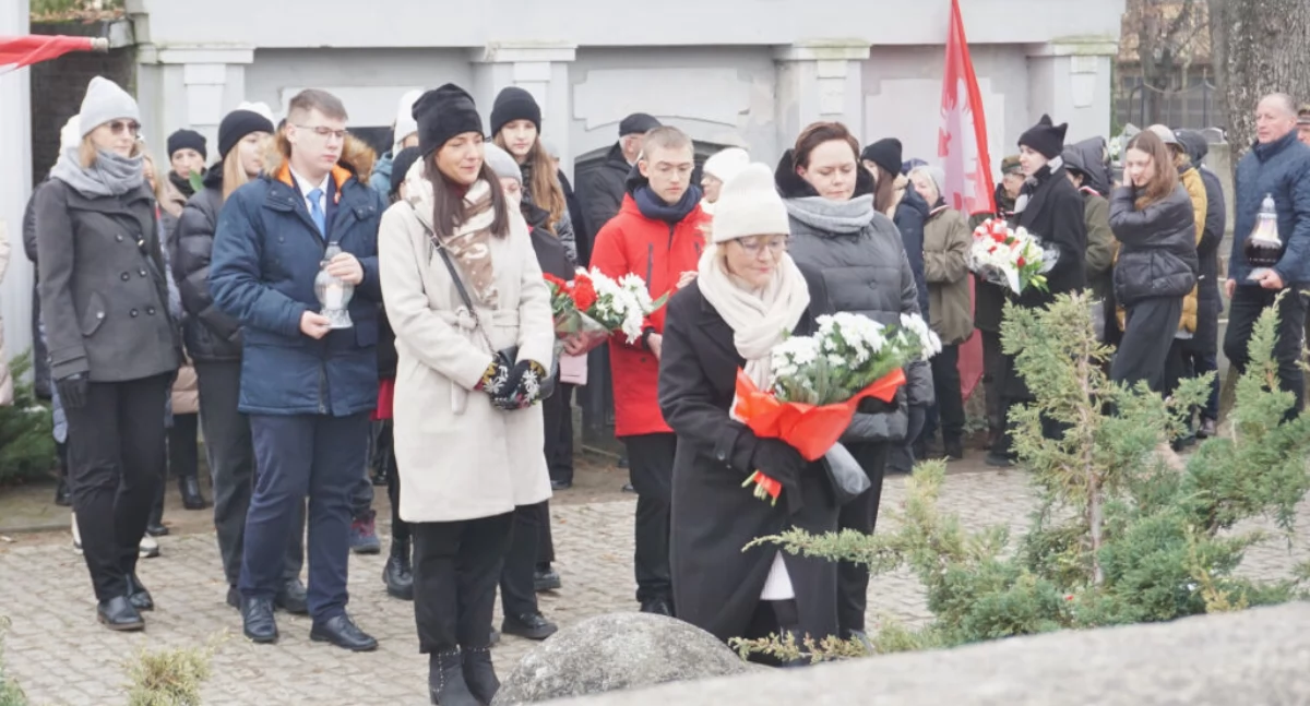 Delegacje składają kwiaty pod Pomnikiem Powstańców Wielkopolskich na mogileńskim cmentarzu   fot. Marek Holak