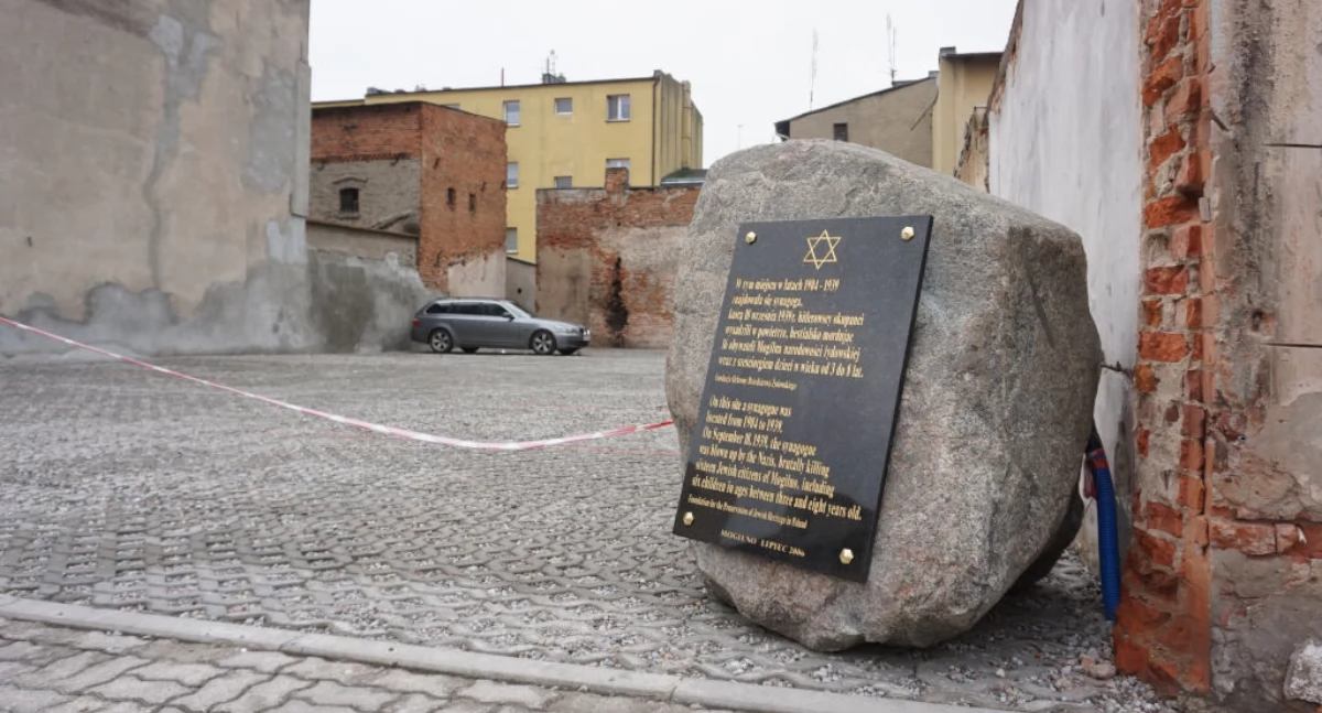 Teren po byłej synagodze został uprzątnięty i utwardzony. Pamiątkowa tablica przypominająca losy mogileńskich Żydów umieszczona została na obelisku   fot. Marek Holak